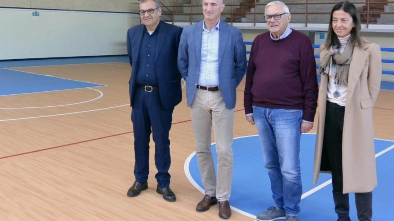 Riaperta la Palestra Scarioni ad Abbiategrasso dopo importante intervento di ristrutturazione per adeguarla alle normative sportive e scolastiche. Spesa di 170mila euro divisa in due lotti. Riaperta la Palestra Scarioni ad Abbiategrasso dopo importante intervento di ristrutturazione per adeguarla alle normative sportive e scolastiche. Spesa di 170mila euro divisa in due lotti.