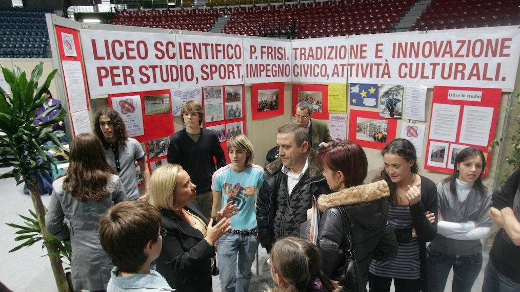 Anche quest’anno è il liceo scientifico l’indirizzo preferito dai ragazzi In questi giorni le scuole stanno esaminando le domande per definire le classi Anche quest’anno è il liceo scientifico l’indirizzo preferito dai ragazzi In questi giorni le scuole stanno esaminando le domande per definire le classi