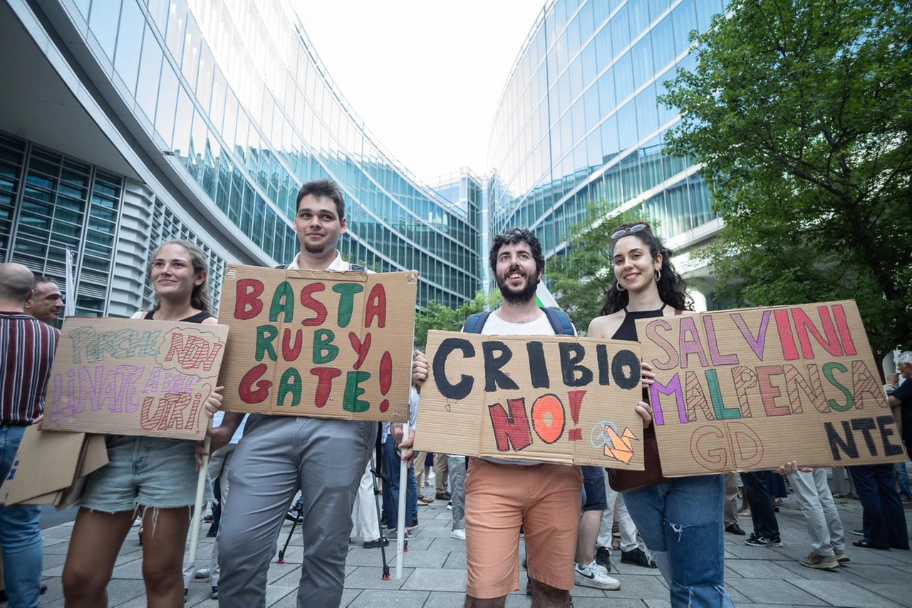 Protesta ai piedi di Palazzo Lombardia contro l’intitolazione dell’aeroporto di Malpensa a Silvio Berlusconi