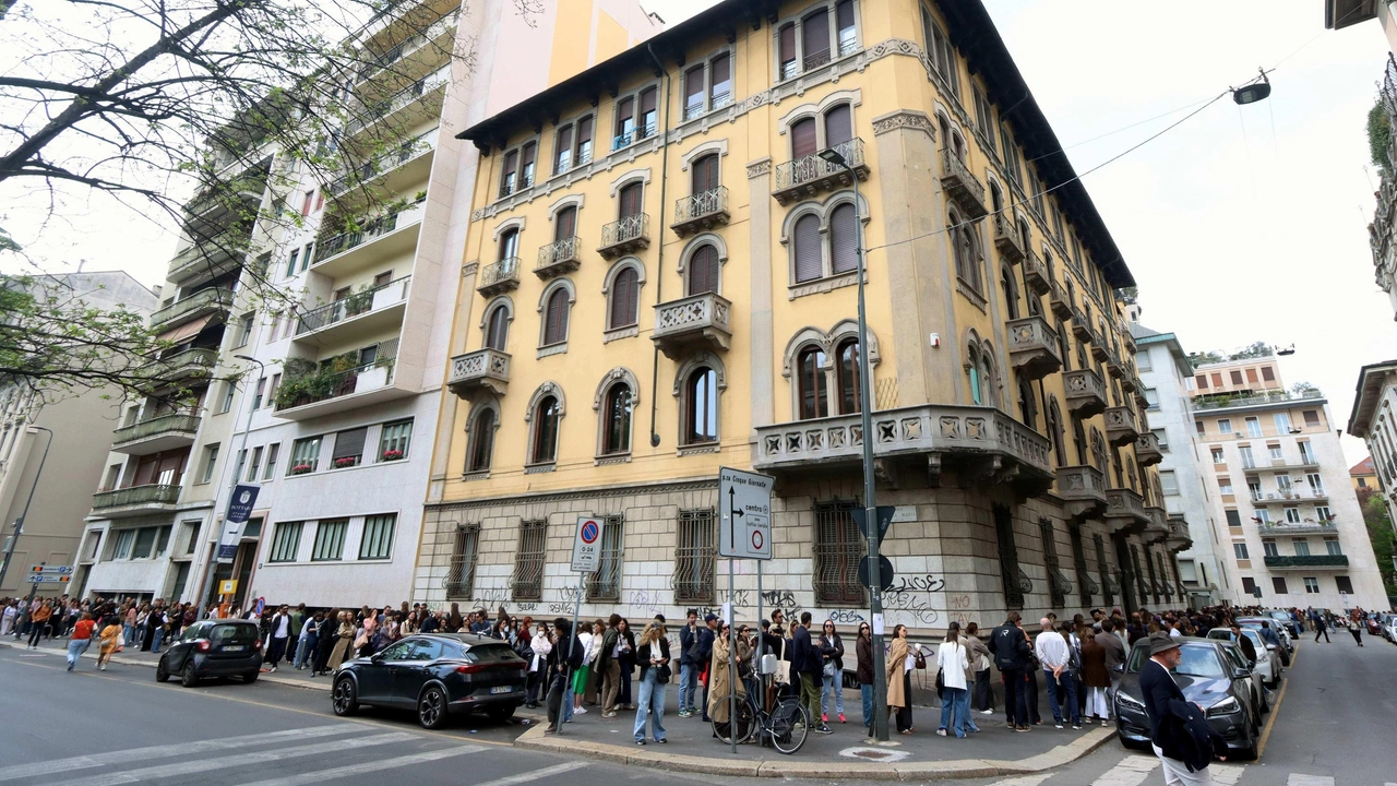 La coda per entrare nel palazzo che ha ospitato la piattaforma Artemest