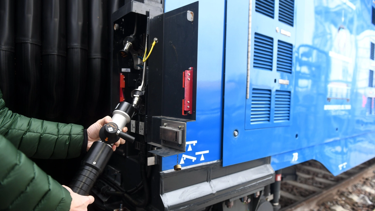La stazione di ricarica per i nuovi treni a idrogen o presentati ieri sulla tratta Brescia-Iseo Edolo La stazione di ricarica per i nuovi treni a idrogen o presentati ieri sulla tratta Brescia-Iseo Edolo