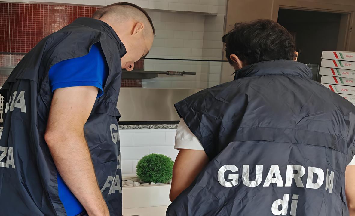 nei guai i furbetti del sabato sera la movida che evade il fisco 20 lavoratori in nero 8 bar a rischio
