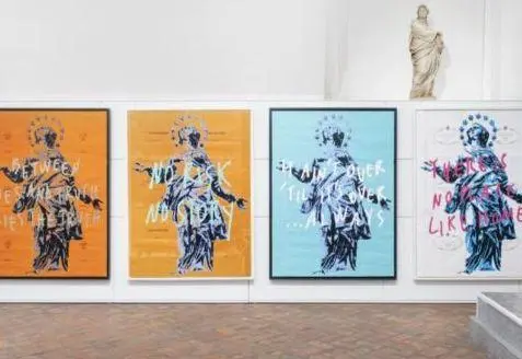 Neon e frasi su carta brandizzata. Pietro Terzini piace alla GenZ
