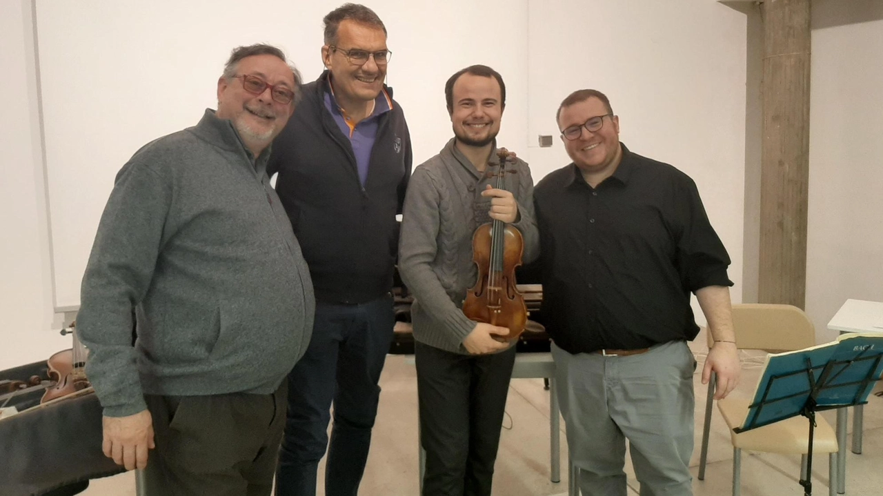 I docenti e i musicisti dell’Accademia Concertante d’Archi di Milano con il violino Stradivari con cui suoneranno I docenti e i musicisti dell’Accademia Concertante d’Archi di Milano con il violino Stradivari con cui suoneranno