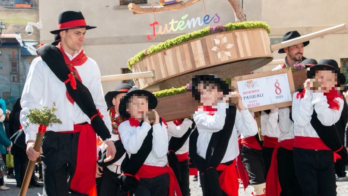Bormio: in centro sfilano i Pasquali. Cosa sono e come funziona la sfida fra reparti