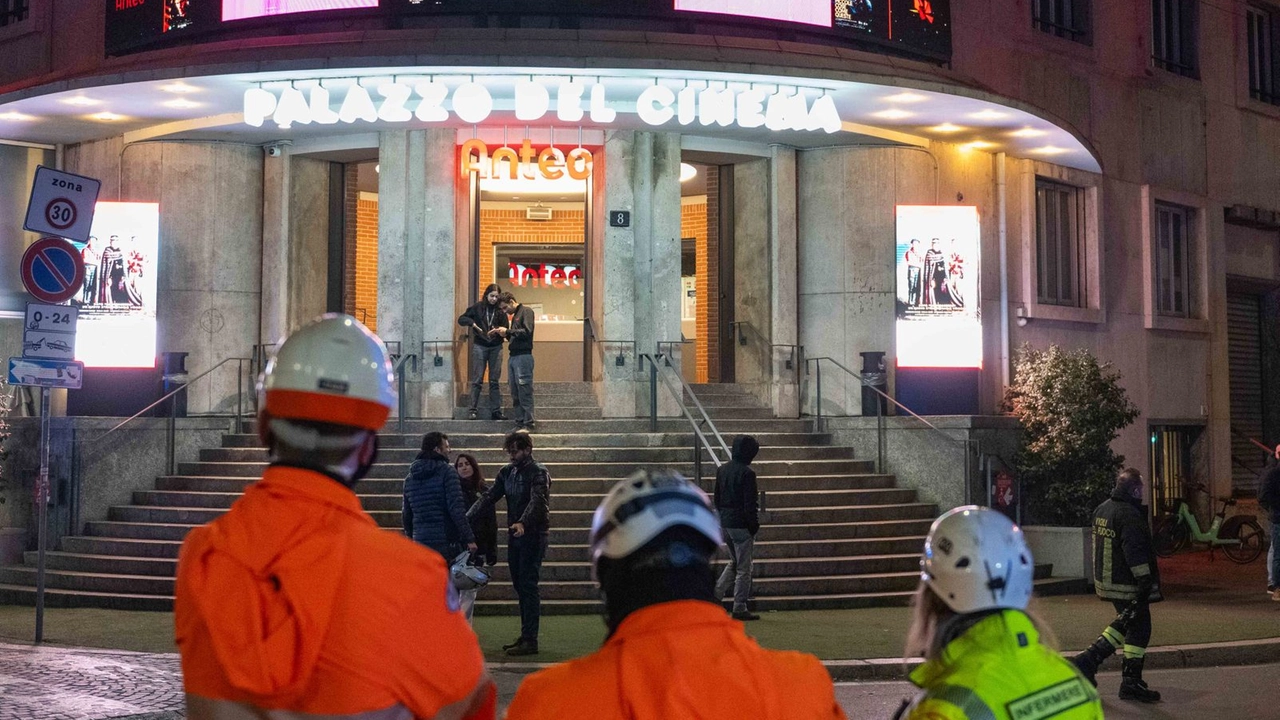 Soccorritori e vigili del fuoco fuori dal cinema Anteo