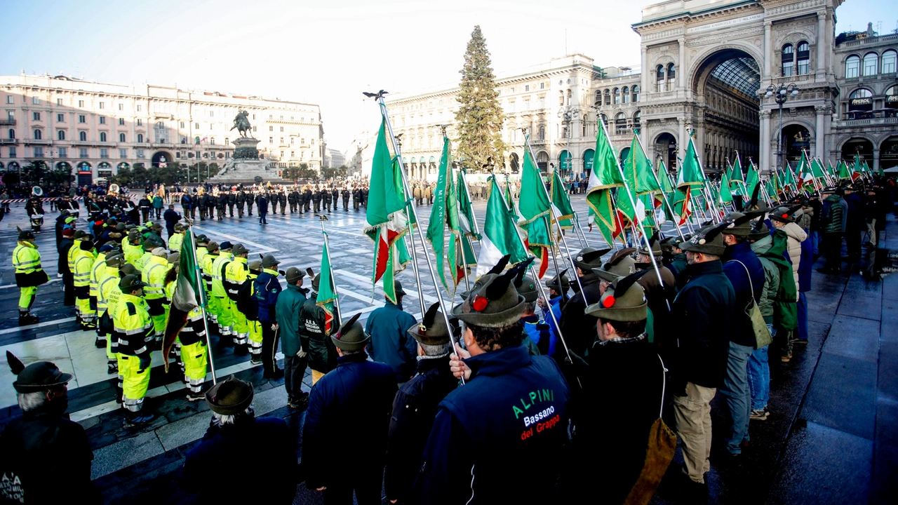Alzabandiera alla commemorazione degli alpini e di tutti i soldati caduti in guerra e in pace in piazza Duomo a Milano in una foto di archivio Alzabandiera alla commemorazione degli alpini e di tutti i soldati caduti in guerra e in pace in piazza Duomo a Milano in una foto di archivio