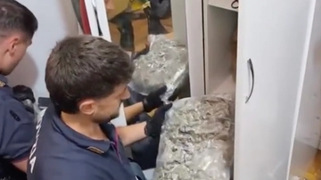 Como, polizia fa un controllo in casa e sente odore di marijuana: nell’armadio trovano 5 chili di droga