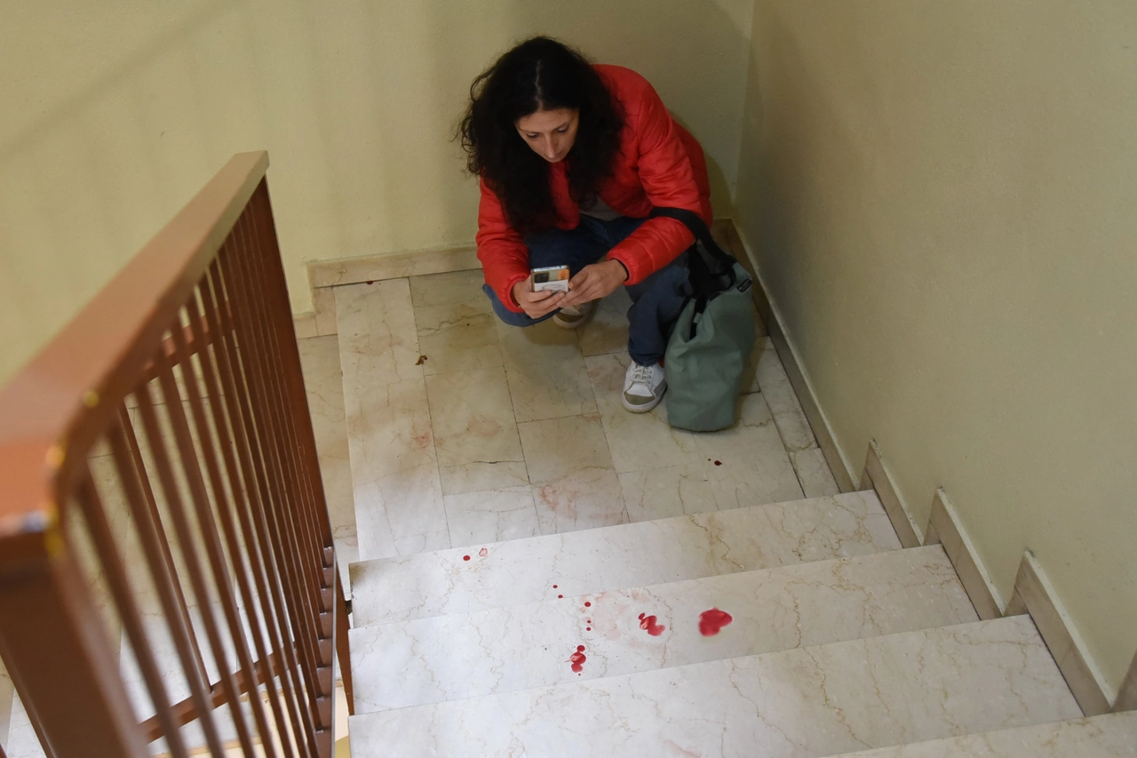 Le macchie di sangue sulle scale del palazzo dove è avvenuto l'omicidio_E