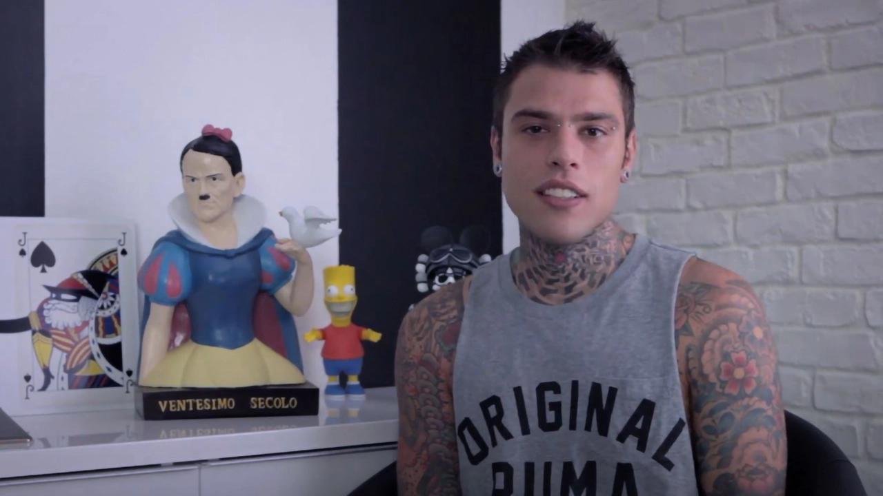 Fedez in un videoclip del 2013 per la serie Zedef Chronicle
