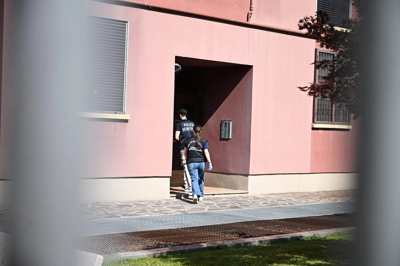 La polizia scientifica entra nel palazzo dove si è consumata la tragedia