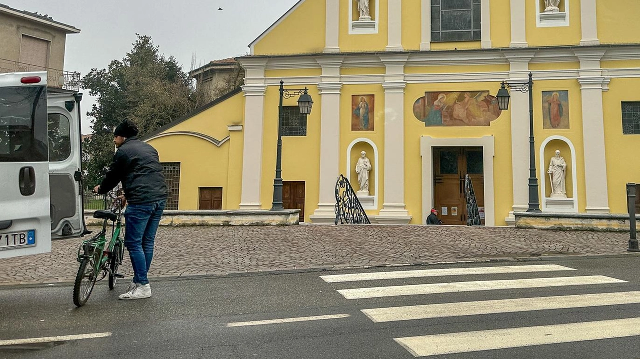 Il parroco don Roberto Abbà era in chiesa a recitare il rosario e i ladri, probabilmente proprio in quel momento,...