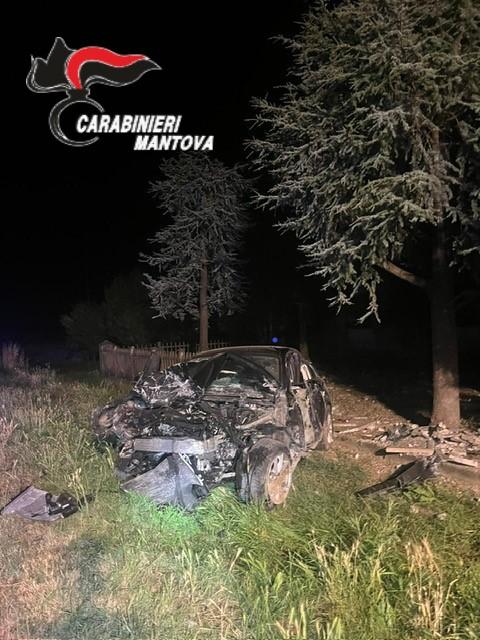 incidente a sermide e felonica auto finisce contro la recinzione di una casa grave 29enne