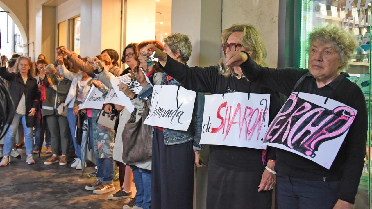 Il presidio “Basta Femminicidi“ promosso nella Bergamasca Il presidio “Basta Femminicidi“ promosso nella Bergamasca