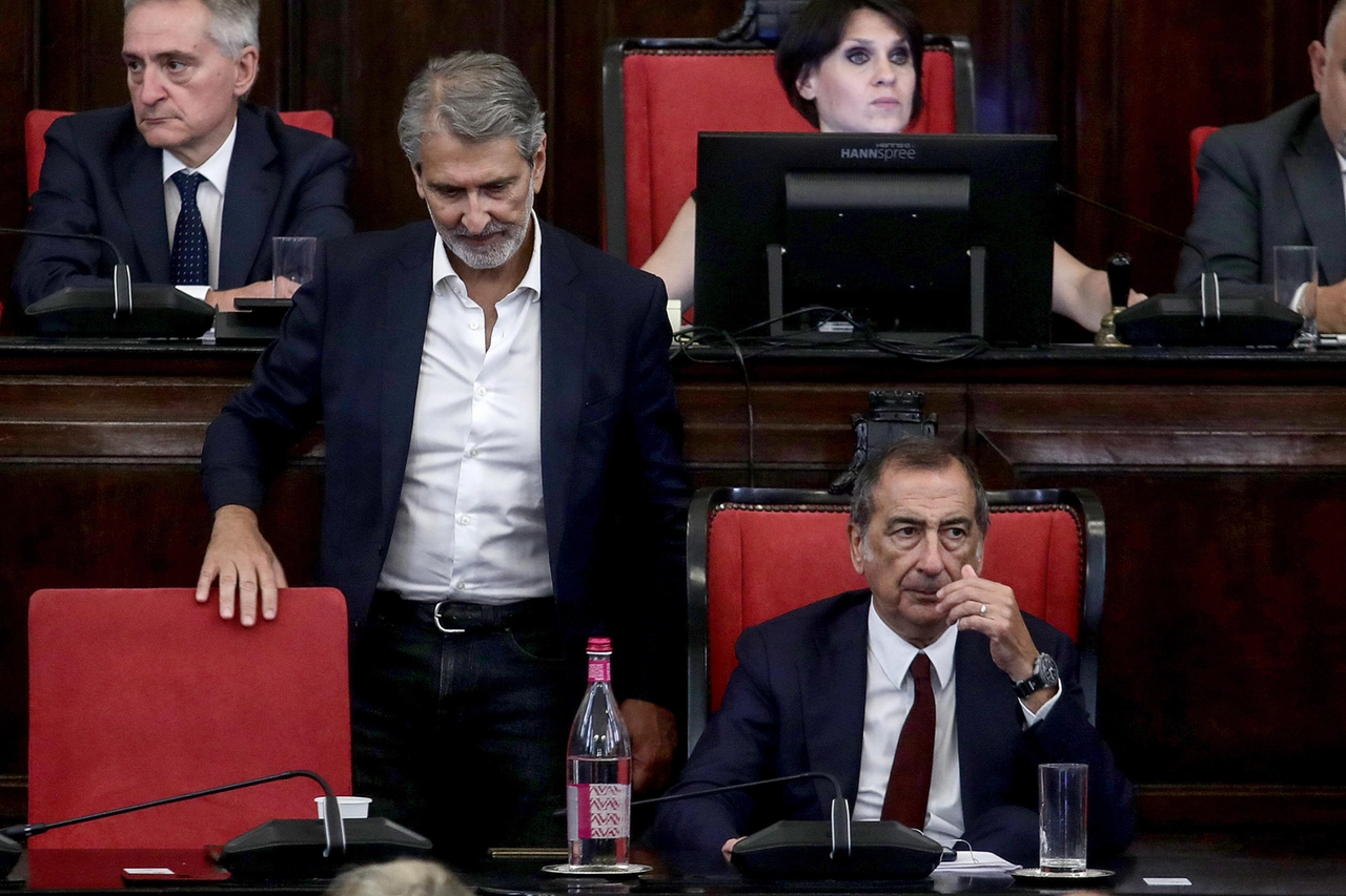 Giancarlo Tancredi e Giuseppe Sala durante il Consiglio comunale a Palazzo Marino