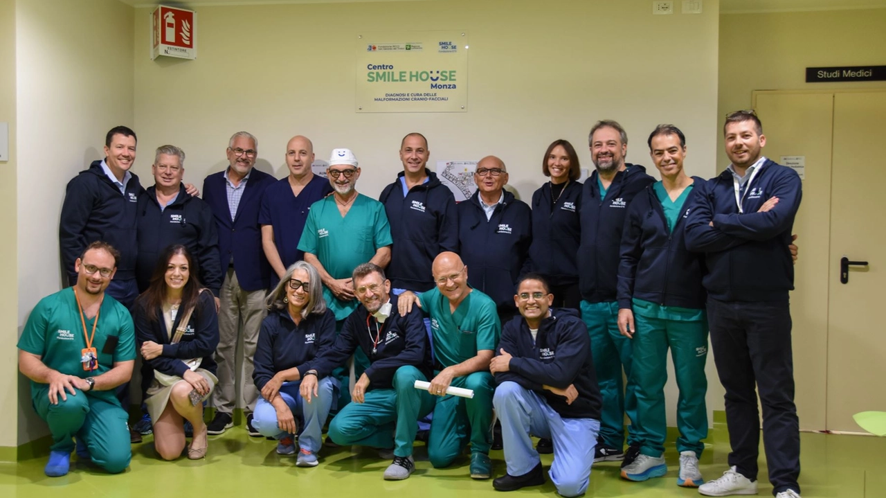 L'equipe internazionale che ha eseguito l'operazione al San Gerardo di Monza dove Smile House Fondazione ETS ha coordinato un progetto medico e umano di grande complessità avviato 10 mesi fa, in cui è stato possibile pianificare ogni fase dell’operazione L'equipe internazionale che ha eseguito l'operazione al San Gerardo di Monza dove Smile House Fondazione ETS ha coordinato un progetto medico e umano di grande complessità avviato 10 mesi fa, in cui è stato possibile pianificare ogni fase dell’operazione