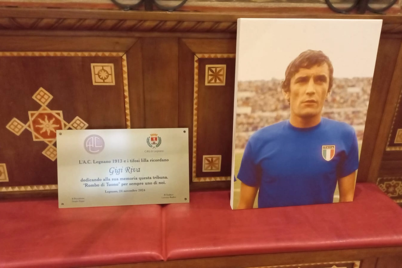 La targa che ricorda Gigi Riva
