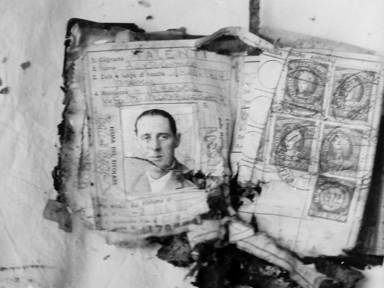 Un documento d'identità semidistrutto dalla bomba (Silvano Cinelli)