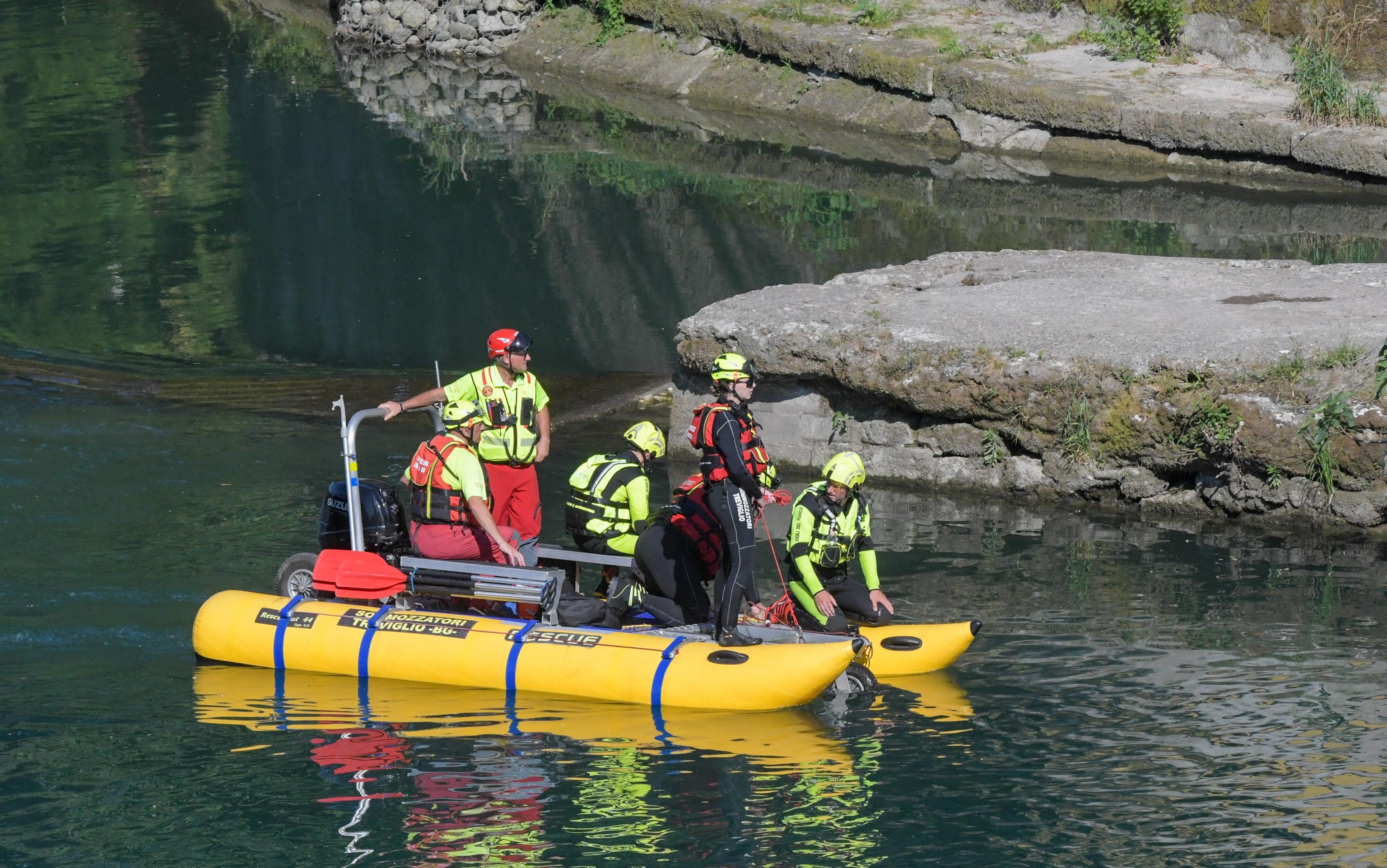 vaprio si tuffa nell8217adda e viene inghiottito dalla corrente annega quarantenne ricerche in corso dei vigili del fuoco