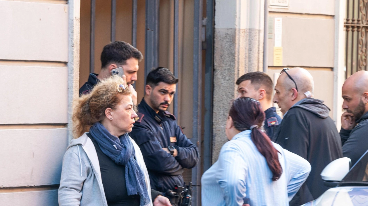 Investigatori e vicini davanti al palazzo di via Verro dove è avvenuto l’omicidio Investigatori e vicini davanti al palazzo di via Verro dove è avvenuto l’omicidio