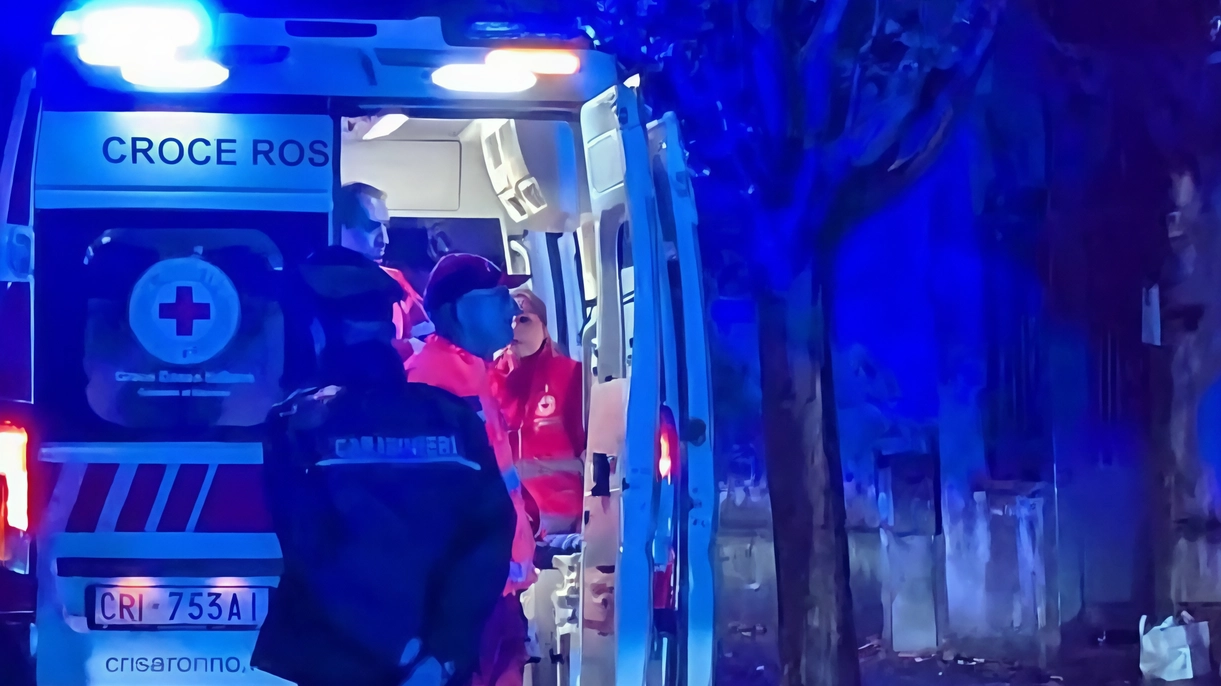 I soccorsi intervenuti in via Frua dove alcuni passanti hanno notato il corpo a terra di un uomo: si trattava del 59enne Stefano Rategni I soccorsi intervenuti in via Frua dove alcuni passanti hanno notato il corpo a terra di un uomo: si trattava del 59enne Stefano Rategni