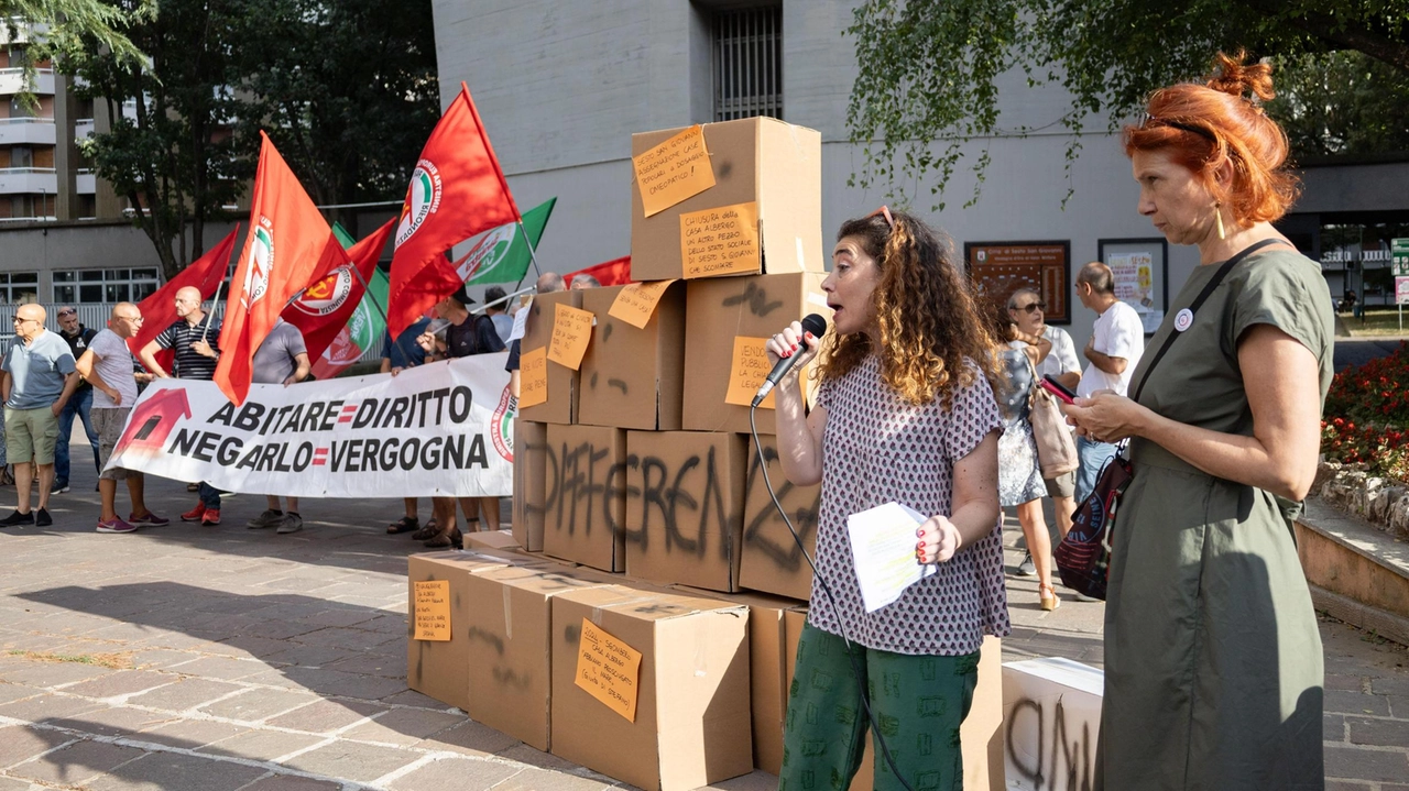 Sesto, dopo lo sgombero della “Don Mezzanotti“ scatta il presidio. In piazza Unione Inquilini, associazioni e i partiti di opposizione. . Sesto, dopo lo sgombero della “Don Mezzanotti“ scatta il presidio. In piazza Unione Inquilini, associazioni e i partiti di opposizione. .
