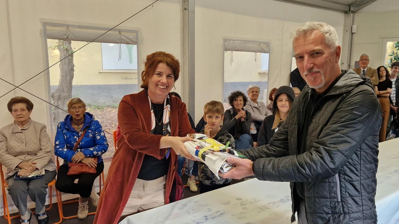 A Novate Milanese, l'artista Ilaria Turba e gli abitanti delle cooperative di social housing hanno realizzato un progetto collettivo esposto a Casa Testori. Grazie alla collaborazione e alla condivisione di memorie familiari, è nata un'opera in tessuto che celebra la comunità locale. A Novate Milanese, l'artista Ilaria Turba e gli abitanti delle cooperative di social housing hanno realizzato un progetto collettivo esposto a Casa Testori. Grazie alla collaborazione e alla condivisione di memorie familiari, è nata un'opera in tessuto che celebra la comunità locale.
