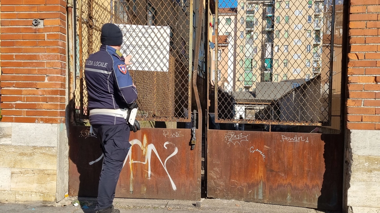 La polizia locale intervenuta ieri. Sopra, il cantiere nell’ex autorimessa (Foto Fasani) La polizia locale intervenuta ieri. Sopra, il cantiere nell’ex autorimessa (Foto Fasani)