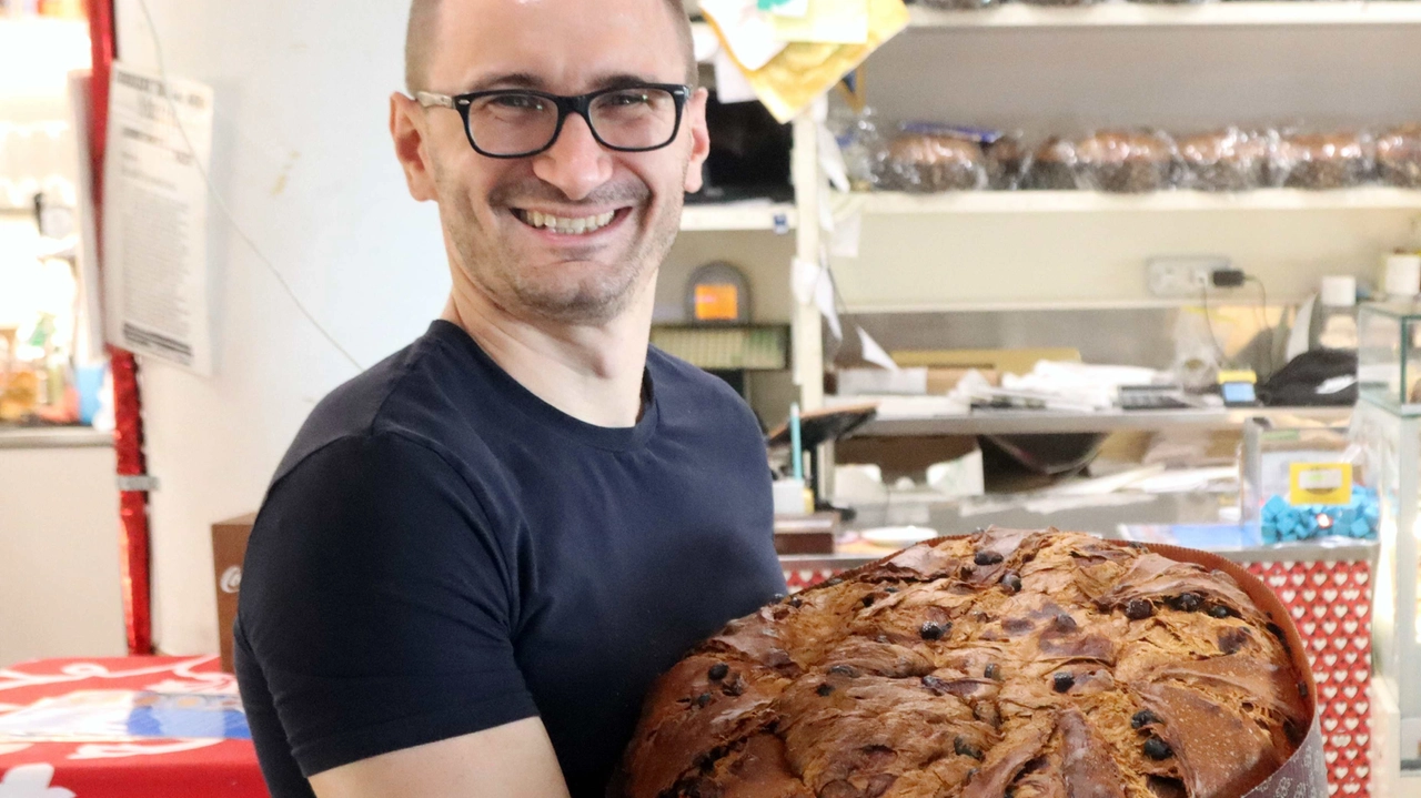 Davide Bernasconi ha 32 anni. Insieme al padre Angelo gestisce la Pasticceria San Gregorio (foto Salmoirago) Davide Bernasconi ha 32 anni. Insieme al padre Angelo gestisce la Pasticceria San Gregorio (foto Salmoirago)