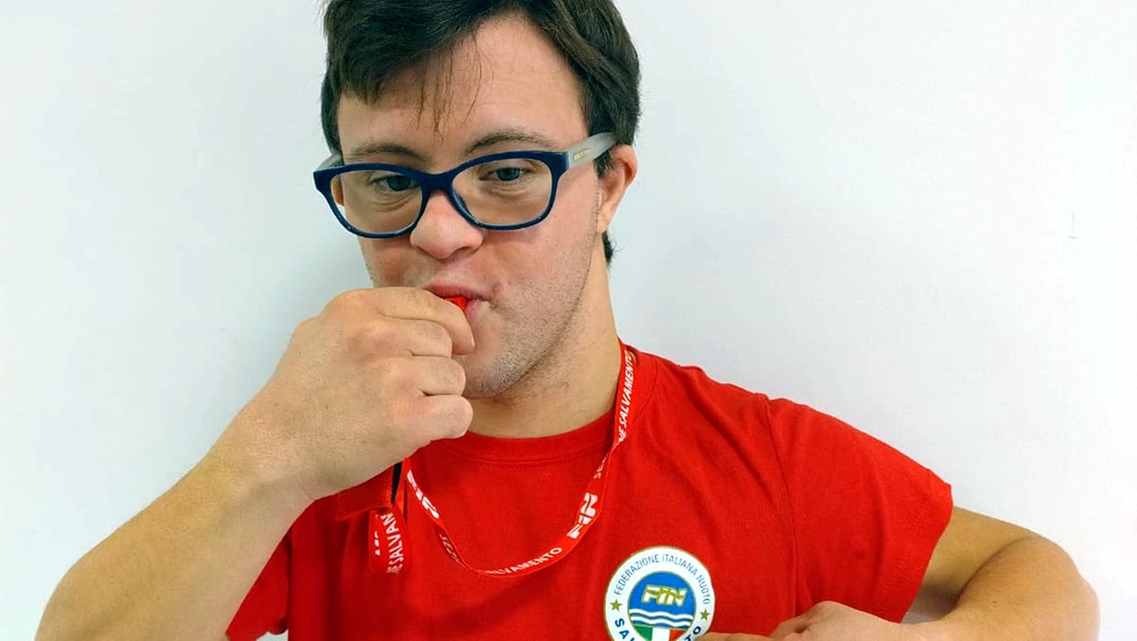 Alessandro Brivio ha 25 anni ed è di Missaglia. Ora è un bagnino, tra i primi in assoluto con la sindrome di Down Alessandro Brivio ha 25 anni ed è di Missaglia. Ora è un bagnino, tra i primi in assoluto con la sindrome di Down