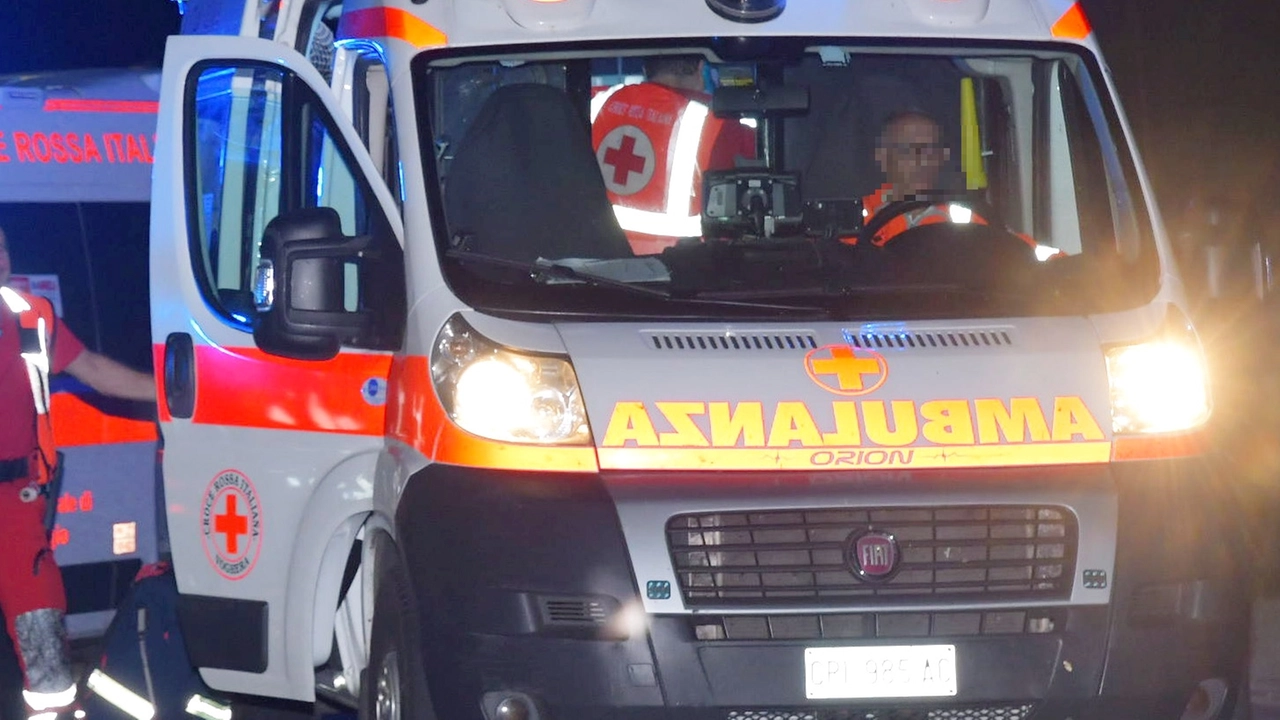 Ambulanza in azione a Pavia nella notte Ambulanza in azione a Pavia nella notte