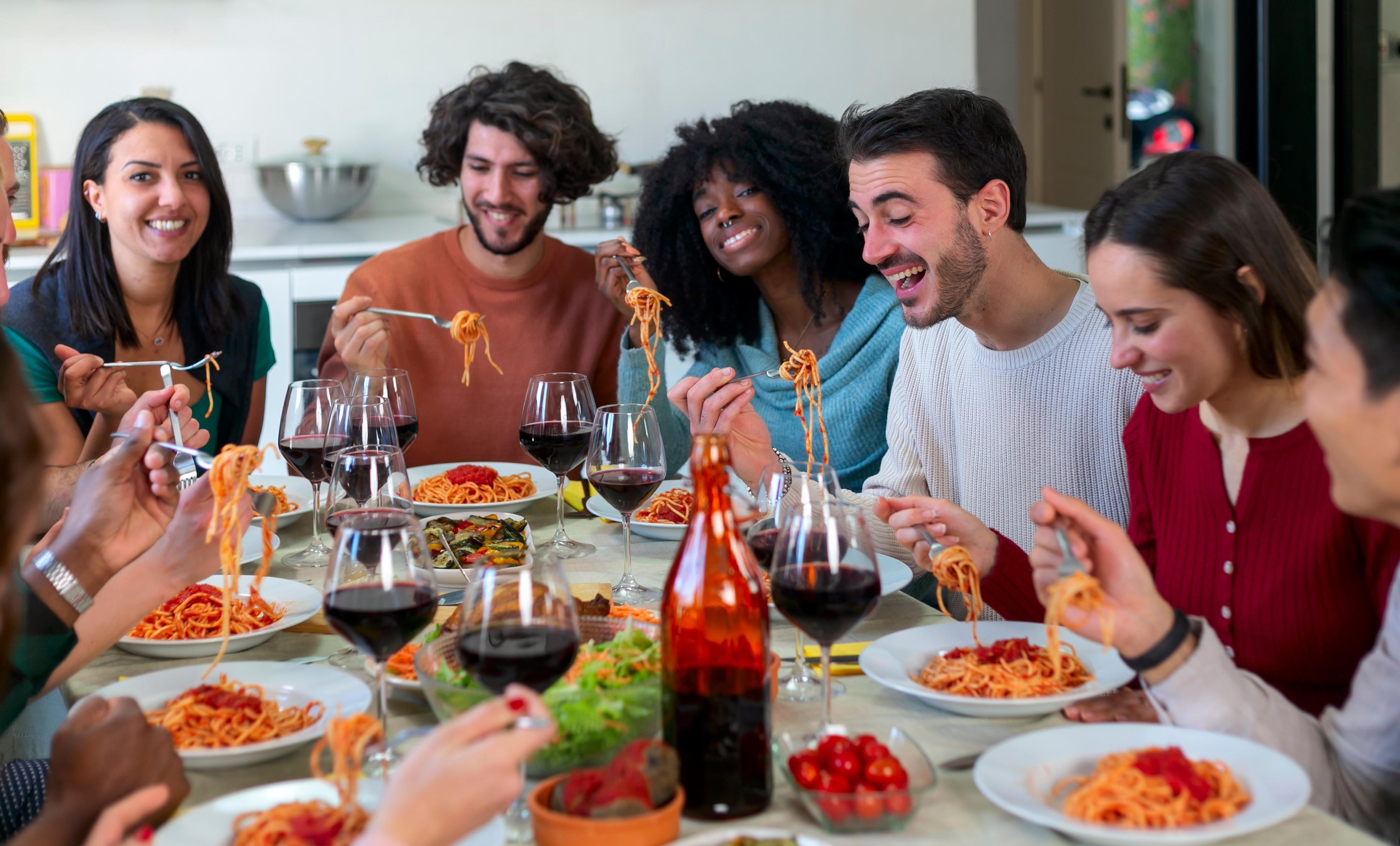 Mangiare insieme un piatto di spaghetti? Cementa l’amicizia più di un film o di un gioco da tavola: cosa dice la ricerca Mangiare insieme un piatto di spaghetti? Cementa l’amicizia più di un film o di un gioco da tavola: cosa dice la ricerca