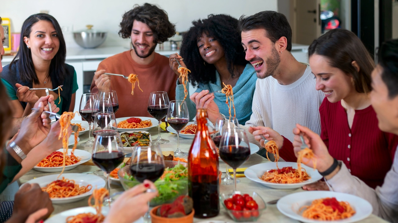 Mangiare insieme un piatto di spaghetti? Cementa l’amicizia più di un film o di un gioco da tavola: cosa dice la ricerca
