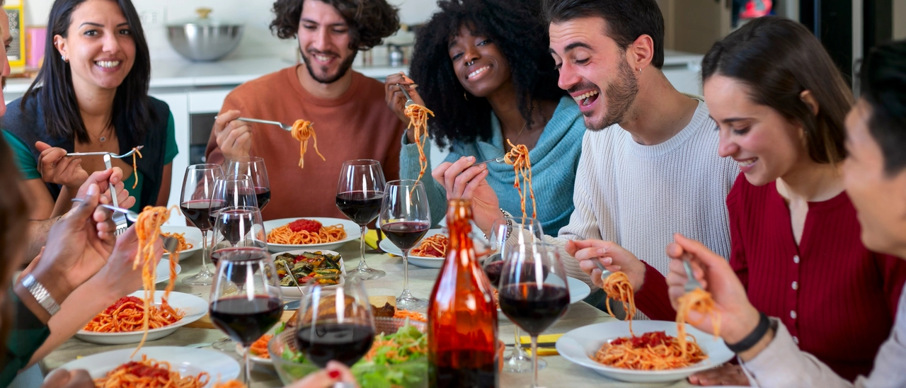 Mangiare insieme un piatto di spaghetti? Cementa l’amicizia più di un film o di un gioco da tavola: cosa dice la ricerca