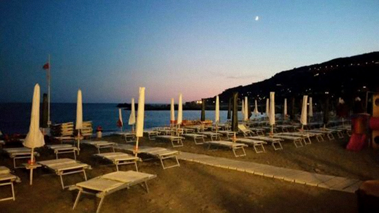 L'aggressione è avvenuta in tarda notte sulla spiaggia (foto di repertorio)