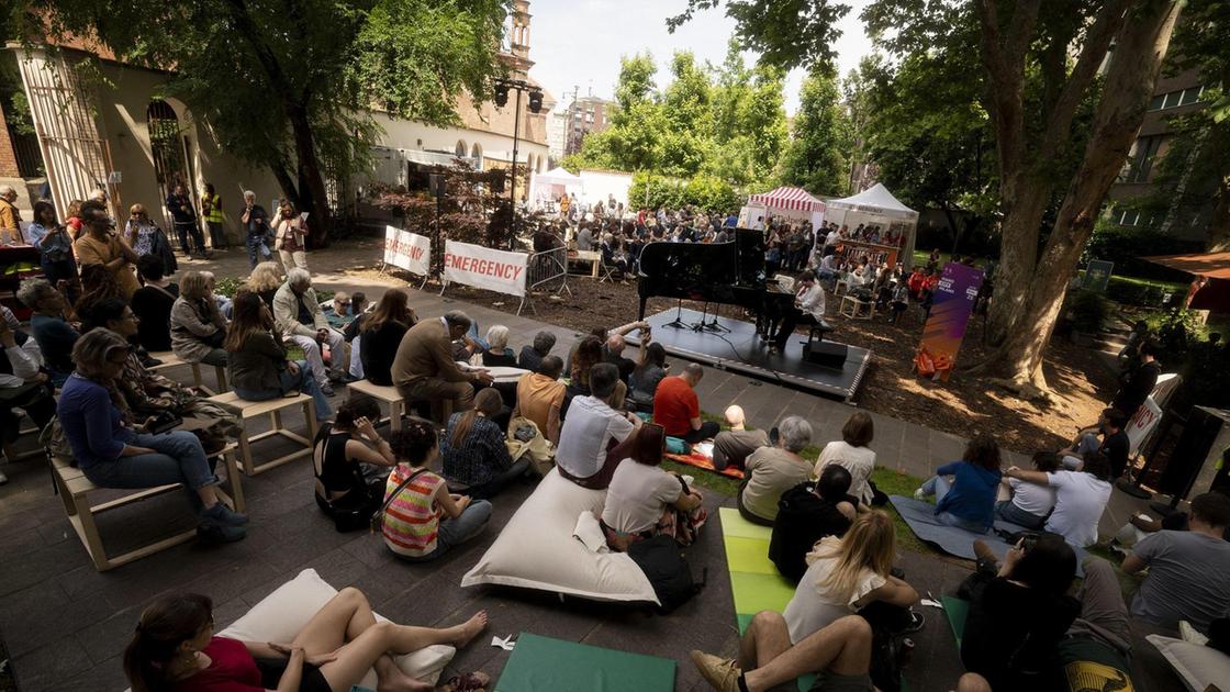Festa per i 31 anni di Emergency. Più di mille per "ripudiare la guerra"