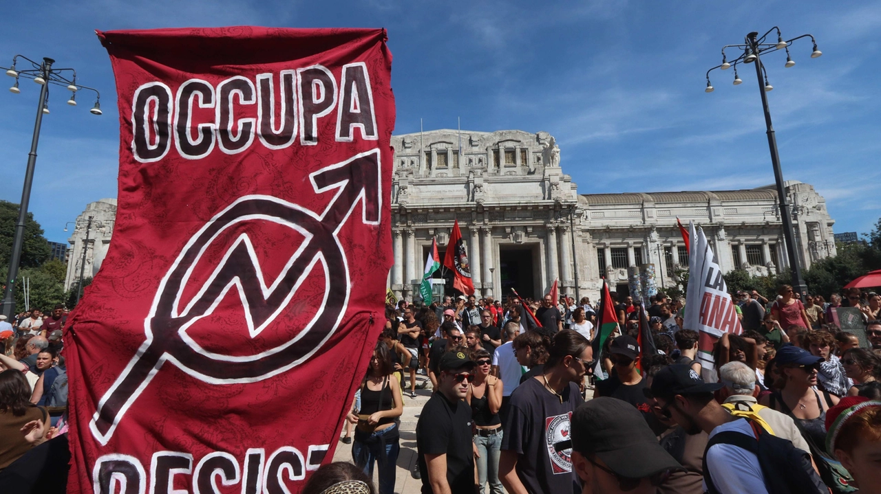 Il corteo a difesa del Leoncavallo che il 6 settembre ha attraversato la città: hanno manifestato 25mila persone contro lo sgombero dello storico centro sociale da via Watteau Il corteo a difesa del Leoncavallo che il 6 settembre ha attraversato la città: hanno manifestato 25mila persone contro lo sgombero dello storico centro sociale da via Watteau