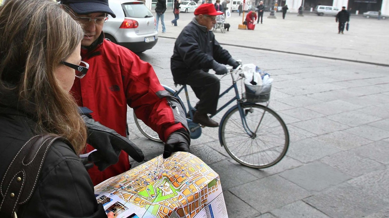 Una turista in piazza della Loggia a Brescia I proprietari che affittano camere per locazioni brevi parlano di sperequazioni
