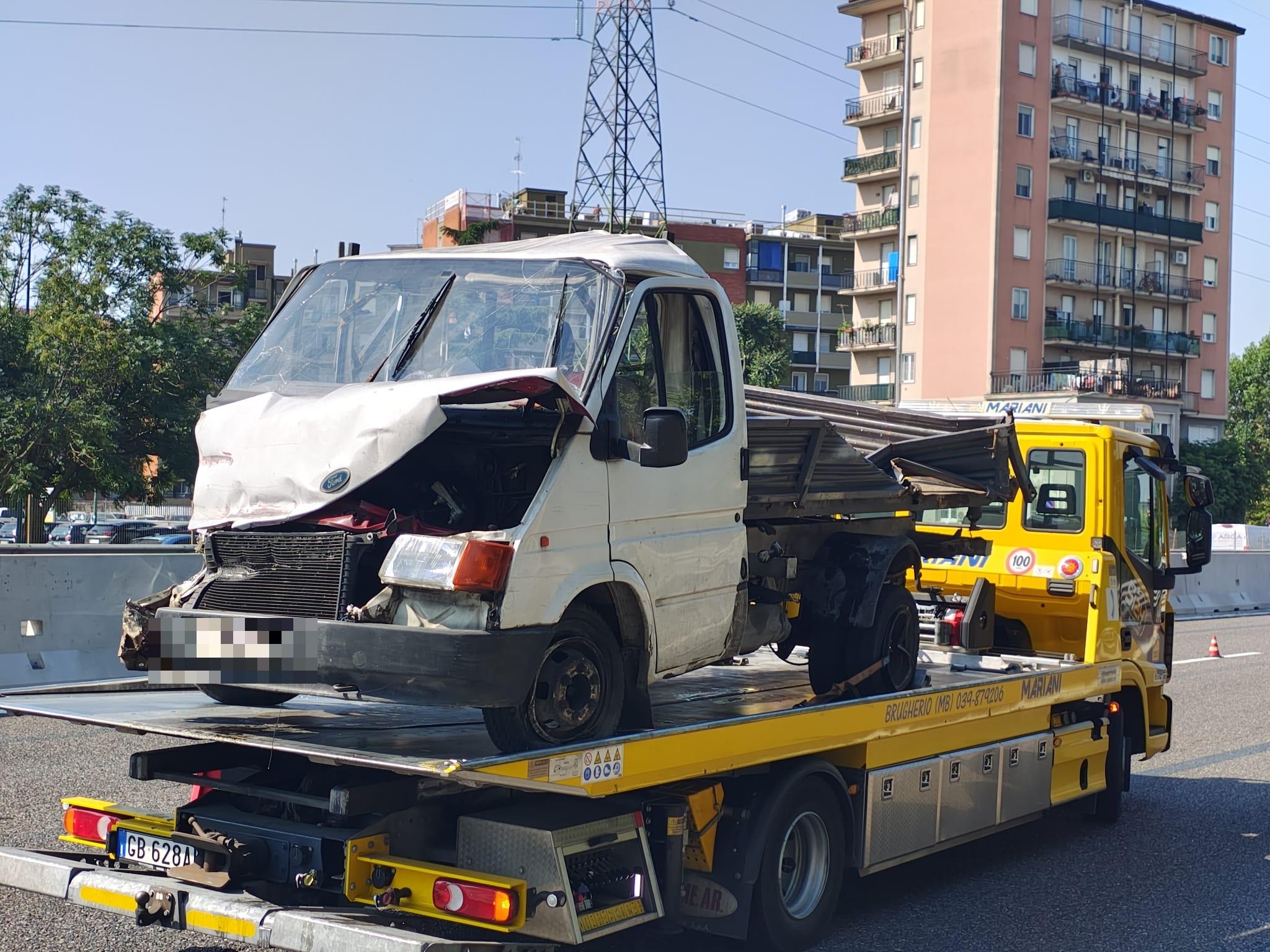 Incidente in Tangenziale Est a Milano: quattro feriti, uno è grave