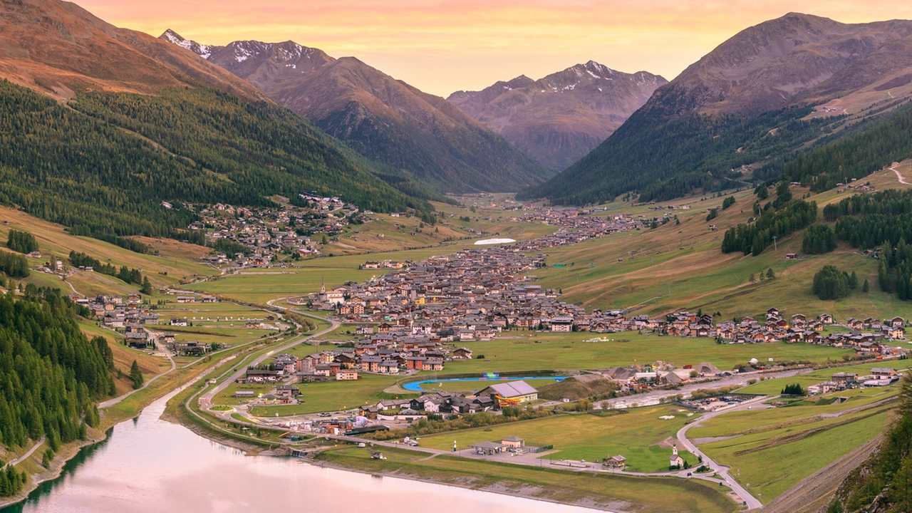 Una panoramica di Livigno, in Alta Valtellina Una panoramica di Livigno, in Alta Valtellina