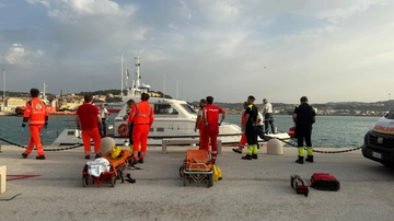 Cade dalla barca e viene risucchiato da un'elica: muore davanti al figlio