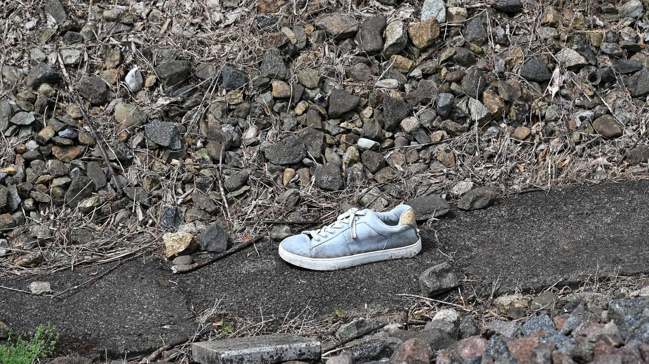 La scarpa del ragazzo italo-albanese di 19 anni investito e ucciso dal treno in corsa sui binari alla stazione di Cesate