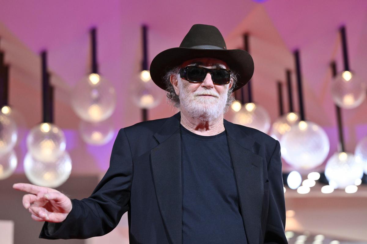 Francesco De Gregori è Nevergreen. Il film concerto girato a Milano arriva nei cinema: “Mi diverto, tra palco e schermo”