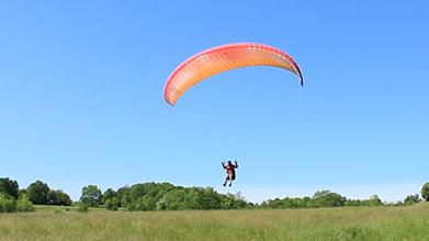 Precipita nel lago di Annone col parapendio: rischia di annegare, salvato da una barca Precipita nel lago di Annone col parapendio: rischia di annegare, salvato da una barca