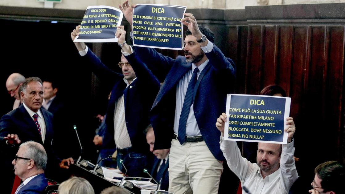 Bagarre in Consiglio, dopo il discorso di Sala le opposizioni tuonano: “Città bloccata, andate via”