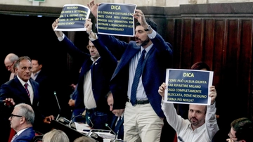 Bagarre in Consiglio, dopo il discorso di Sala le opposizioni tuonano: “Città bloccata, andate via”