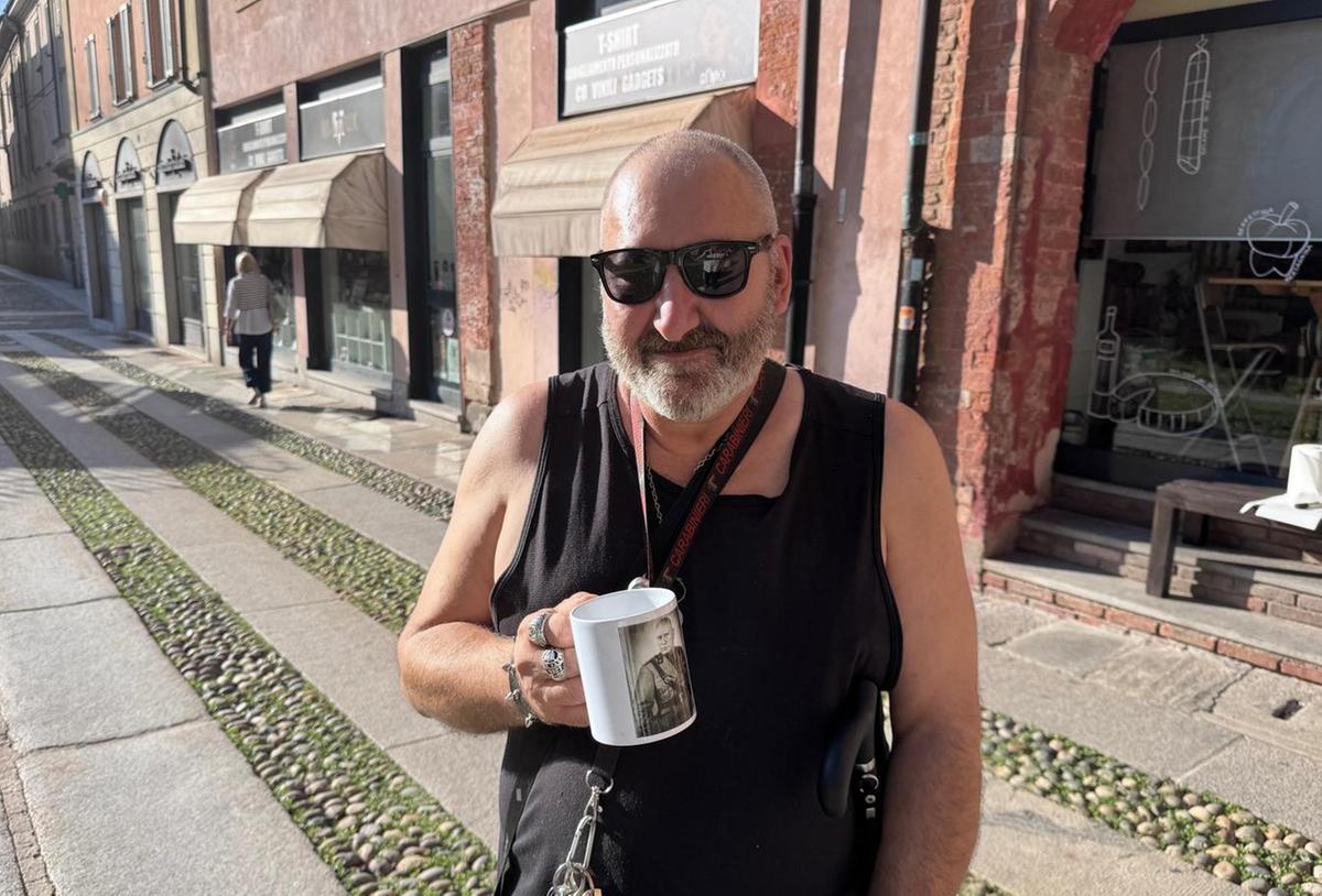 Effigie del Duce sulla tazza. Scontro cliente negoziante Effigie del Duce sulla tazza. Scontro cliente negoziante