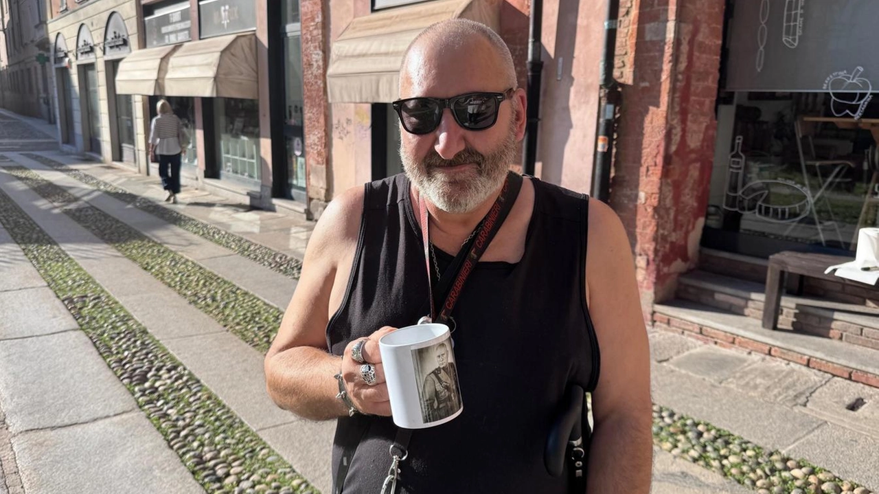 Mattia Giarrizzo con la tazza personalizzata con il volto di Mussolini Mattia Giarrizzo con la tazza personalizzata con il volto di Mussolini