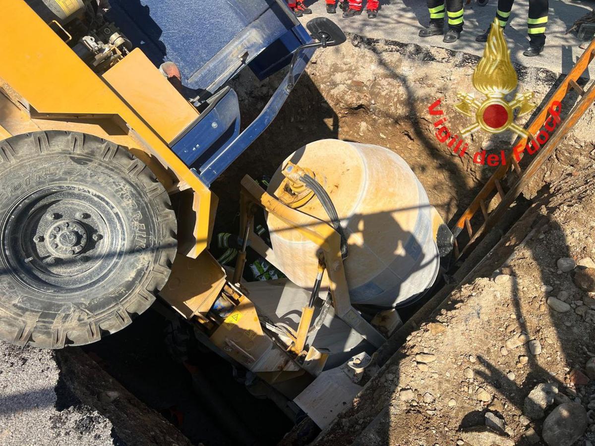 Operaio cade nella buca insieme la betoniera: salvataggio in extremis nel cantiere della metrotranvia Operaio cade nella buca insieme la betoniera: salvataggio in extremis nel cantiere della metrotranvia