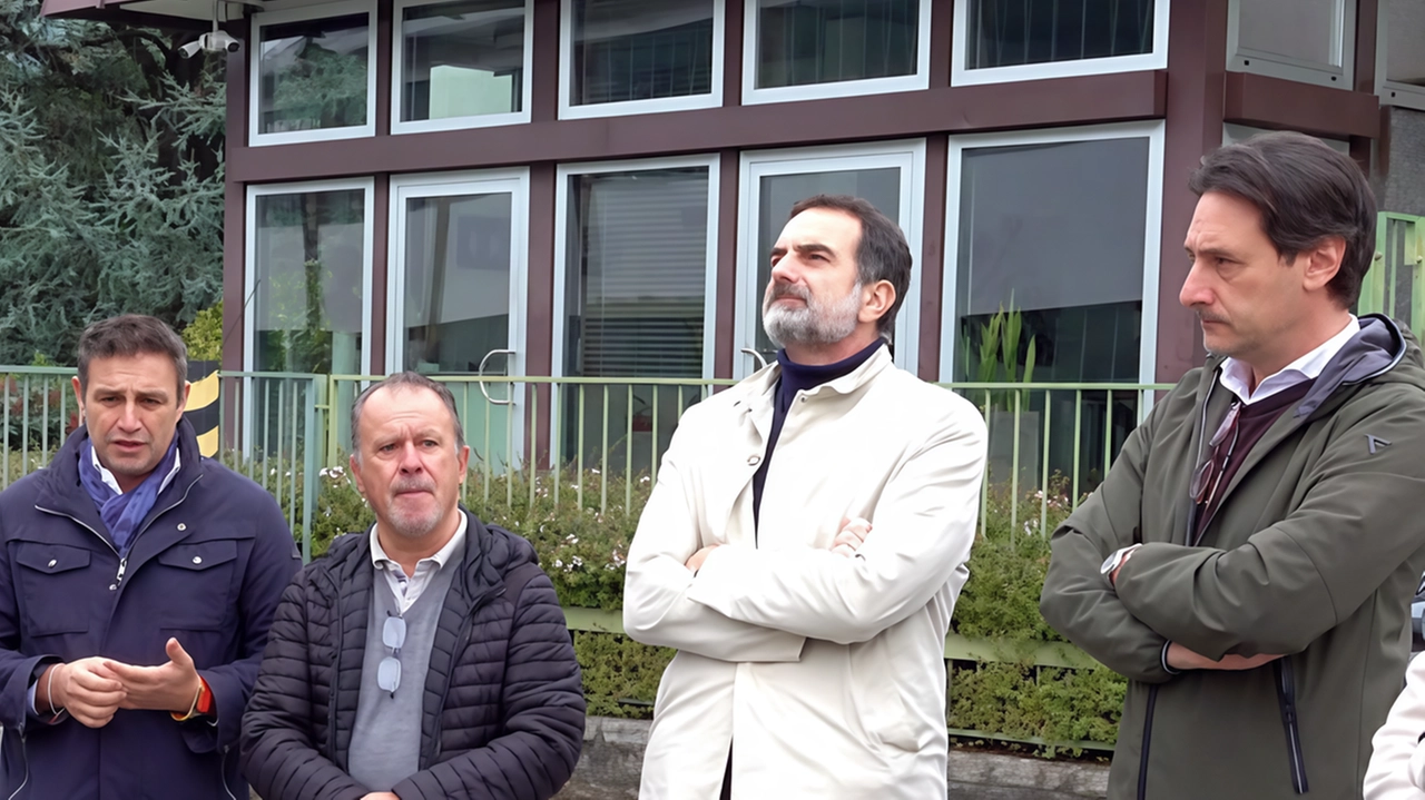 L'iniziativa a Gavirate per sostenere i lavoratori Ilma Plastica in crisi. Pressioni sulle istituzioni per trovare soluzioni. Dipendenti sospesi senza stipendio. L'iniziativa a Gavirate per sostenere i lavoratori Ilma Plastica in crisi. Pressioni sulle istituzioni per trovare soluzioni. Dipendenti sospesi senza stipendio.
